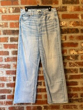 P133 - American Eagle Outfitters Light Wash Straight-Leg Jeans